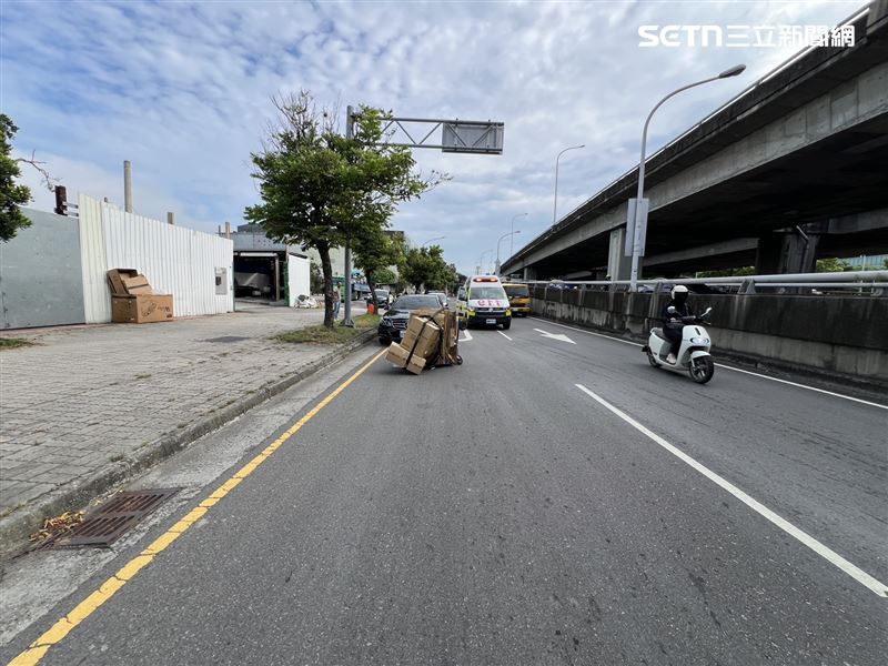 賓士車追撞輾壓走在慢車道上的回收婦，全案依殺人罪偵辦中。（圖／翻攝畫面）