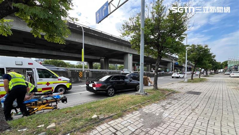 台中婦人推回收車走在慢車道上，遭賓士車從後方追撞並輾壓，當場失去生命跡象。（圖／翻攝畫面）
