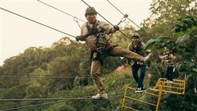 瓜哥陸戰隊出身沒在怕，高空鋼索上跳舞超淡定。（圖／客家電視提供）