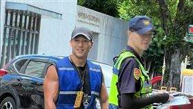 孟慶豪拖吊違停機車時的身影被分享在網路社群。（圖／翻攝自臉書爆廢公社） 