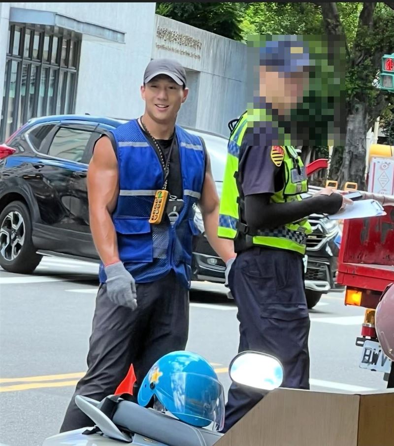 孟慶豪拖吊違停機車時的身影被分享在網路社群。（圖／翻攝自臉書爆廢公社）