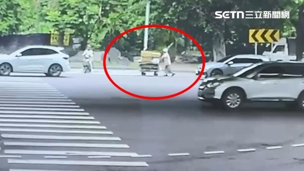 賓士車追撞輾壓走在慢車道上的回收婦，全案依殺人罪偵辦中。（圖／翻攝畫面）
