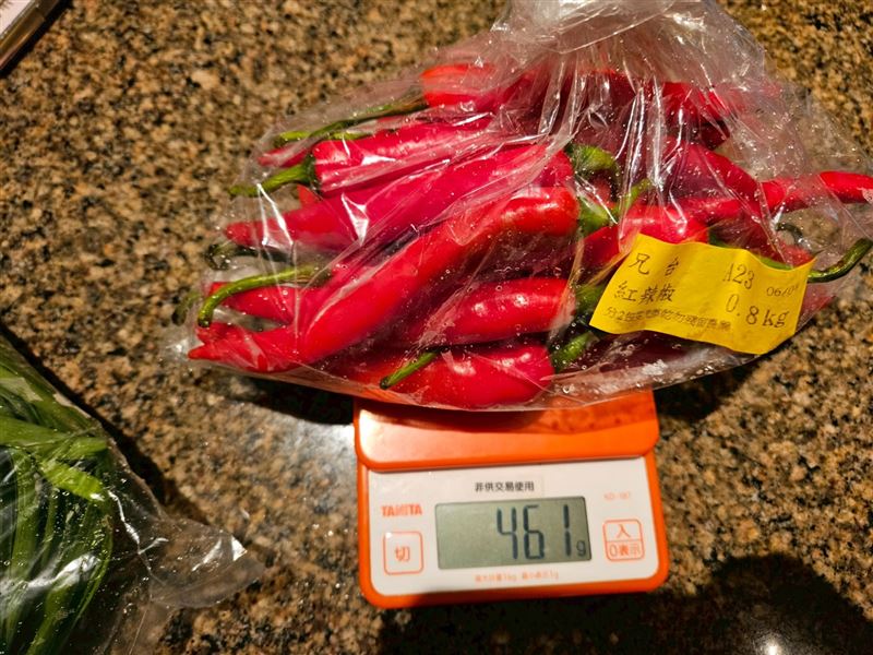 兄弟大飯店蘭花廳的「紅辣椒」驗出氟尼胺等3殺蟲劑超標。（圖／北市衛生局提供）