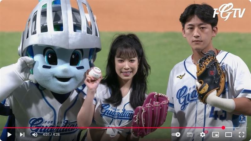 Twitch實況主妲妲27日擔任富邦悍將開球嘉賓。（圖／翻攝自富邦悍將YouTube）