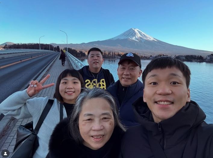 30歲部長李洋震撼登場！從羽球金牌到運動部首腦，他喜歡女友的笑口常開，珍惜家人親友，對未來已有規劃。（圖／翻攝自IG @leeyang0812）