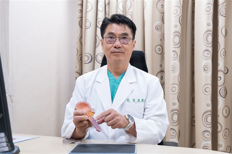 東元綜合醫院泌尿外科主治醫師戴順慶表示,個案抵達急診時陰莖海綿體已經破裂,大量血液堆積在皮下組織,垂頭喪氣彎成「鵝頸狀」,必須緊急開刀。(圖/新竹東元綜合醫院提供)