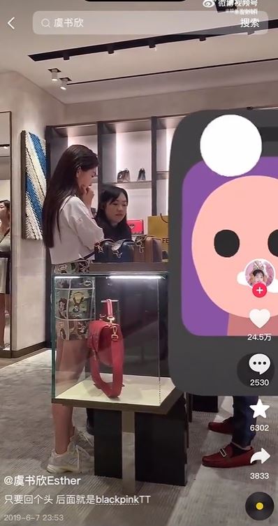 虞書欣逛名牌店，遭爆料是爸爸用現金買單。（圖／翻攝自微博）