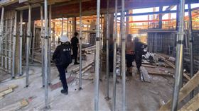 疑似逃逸移工躲在鋼樑上。（圖／民眾提供）