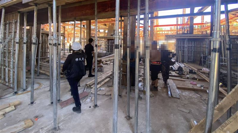 移民署專勤隊到淡水建案工地準備抓捕逃逸移工。（圖／民眾提供）