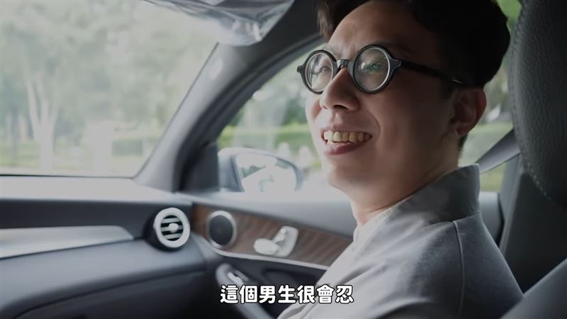 簡少年直指Song很會忍讓，讓薔薔直呼快瘋掉。（圖／翻攝自薔薔YouTube）