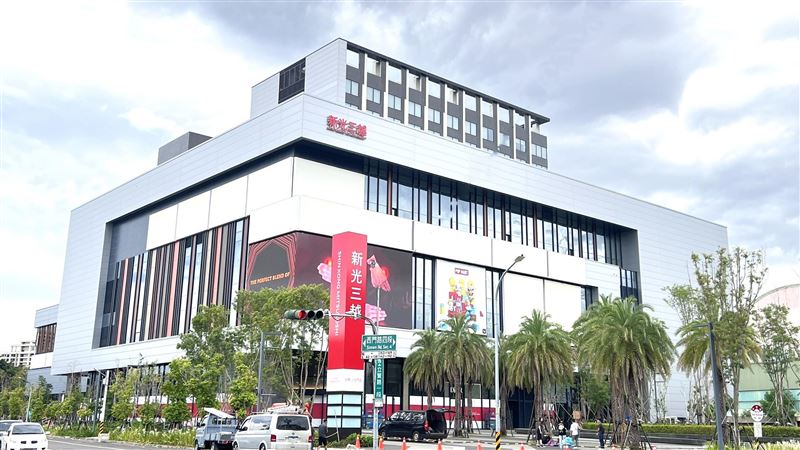 台南新光三越小北門店進駐,房市利多卻不見房價漲,周邊房價年跌幅1成。(圖/台灣房屋提供)