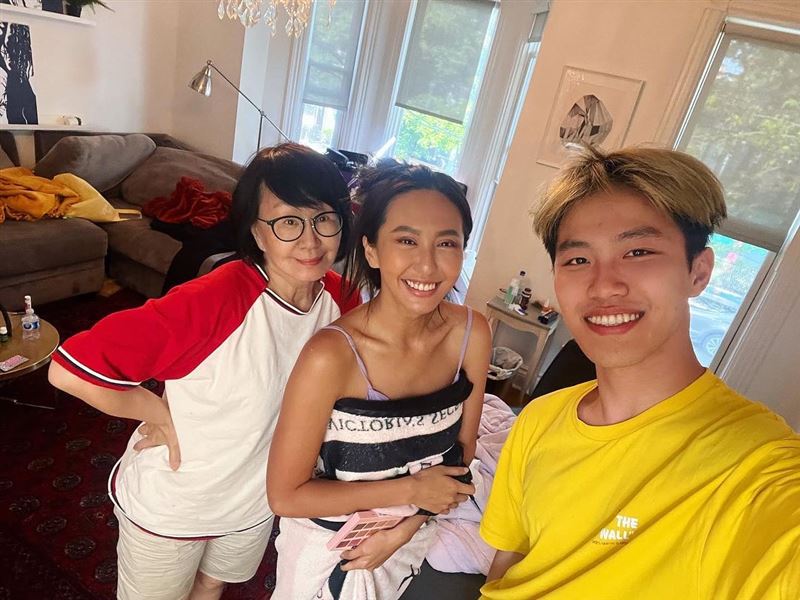 薔薔（中）不滿Song（右）與「日本媽媽」（左）私下頻繁往來。（圖／翻攝自Song IG）