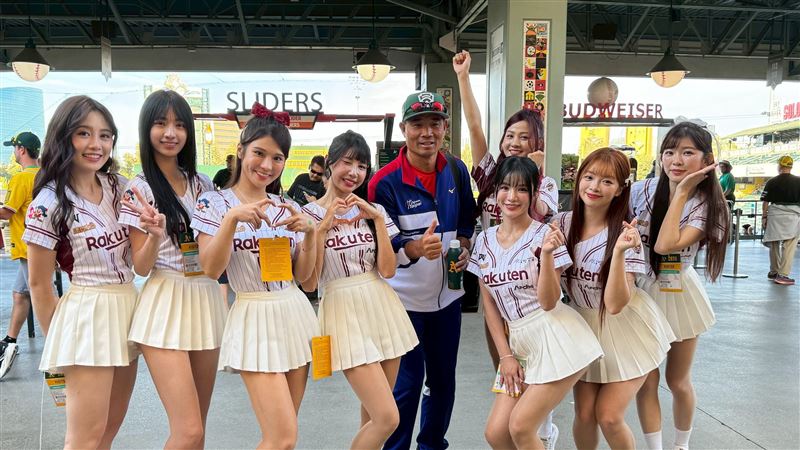 樂天女孩參加運動家「台灣日」巧遇東園國小少棒隊。（圖／樂天桃猿球團提供）
