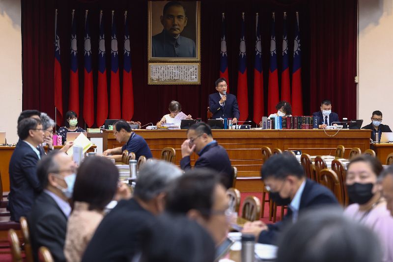 立院聯席會議審中央政府總預算追加預算案立法院財政、內政、外交及國防、經濟、教育及文化、交通、司法及法制、社會福利及衛生環境委員會，28日舉行聯席審查114年度中央政府總預算追加預算案，由國民黨立委賴士葆（後排站立者）擔任召委主持