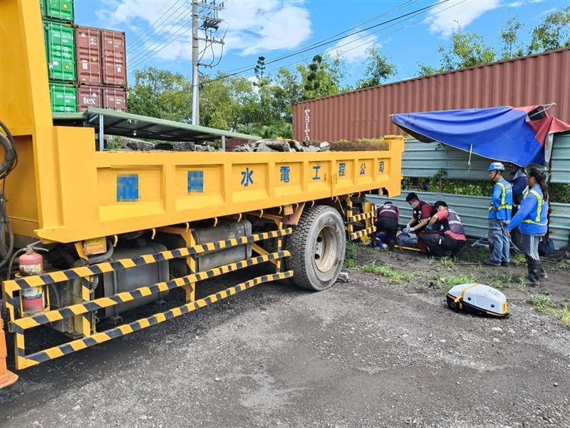 55歲柳姓司機，未拉手煞車便走到後車斗執行相關作業。（圖／翻攝畫面）