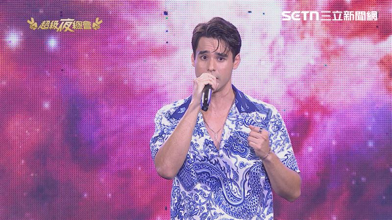 台巴混血歌手Kevin演唱〈買醉〉。(圖/超級夜總會)