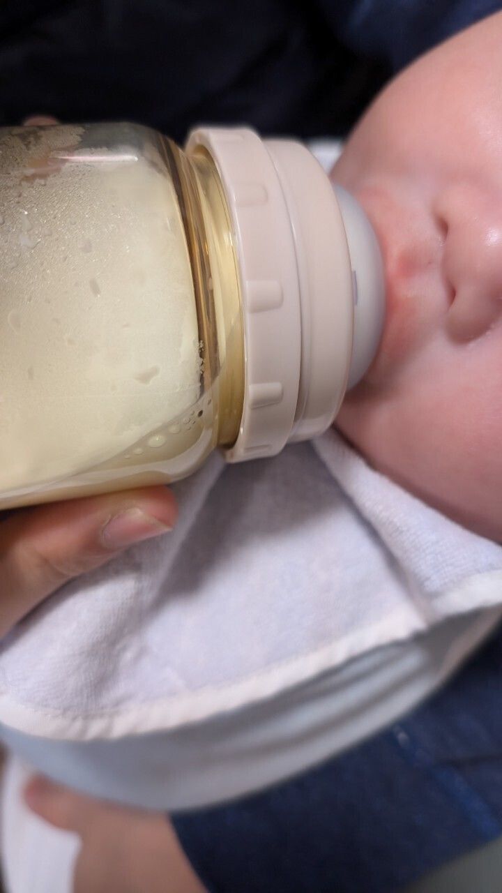 衛福部食藥署28日也說，成熟母乳每100毫升乳糖6.7至7.8克，配方奶粉5.5至7.7克，差異不大