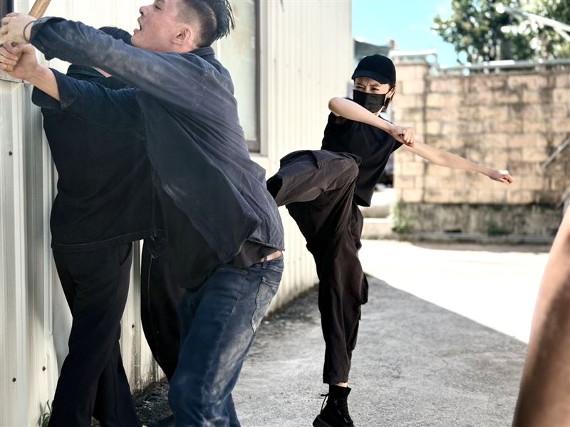 王瞳敬業演出「孟婷」角色，拍完滿腿瘀青，笑稱：「女打仔真的不好當！」（圖／民視提供）