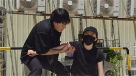 王瞳、黃文星在激烈打戲中並肩作戰，緊張氛圍直逼電影場景。（圖／民視提供）