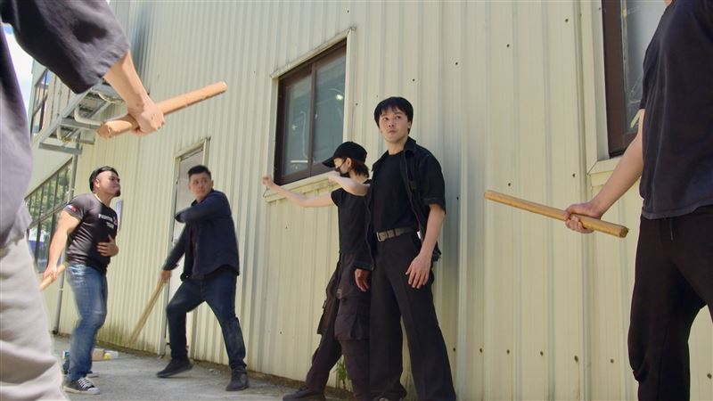 王瞳、黃文星在激烈打戲中並肩作戰，緊張氛圍直逼電影場景。（圖／民視提供）