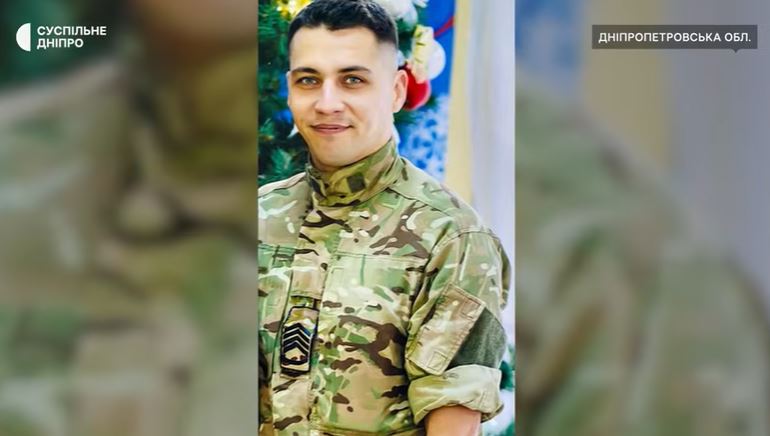 烏克蘭士兵遭割喉活埋，失血過多仍苦撐爬出坑洞，歷經5天才回到烏軍陣營求救。(圖／翻攝自YouTube／Суспільне Дніпро)