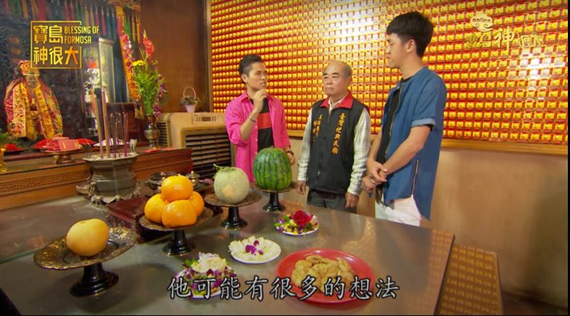 許多信眾準備供品祈求月老牽起良緣。（圖／寶島神很大）