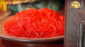 ▲紅線象徵緣分長久守護。（圖／寶島神很大）