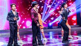 陳孟賢(左起)許志豪、陳隨意使出「蛇腰舞步」。(圖／中視提供)