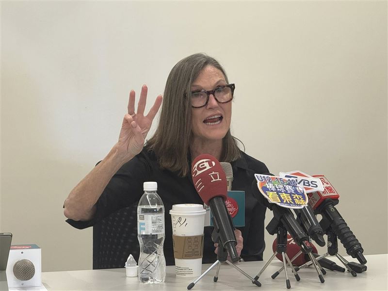 華爾街基金女王-人稱木頭姐的凱茜．伍德再度出手，重押阿里、百度與小馬智行，金額高達2100萬美元。阿里巴巴與百度在AI與自駕領域動作頻頻，吸引國際資金加碼，市場關注度飆升。。（圖／記者師瑞德攝影）