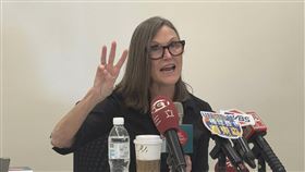 有「女股神」之稱的凱西・伍德（木頭姐）首度來台，分享顛覆式創新投資觀點，她指出AI是這波平台革命的引爆點，AI正帶動五大革命：機器人、能源、區塊鏈、基因定序與AI本身，台灣企業在這波浪潮中扮演不可或缺角色。（圖／記者師瑞德攝影）