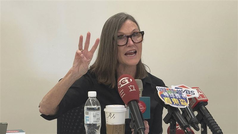 有「女股神」之稱的凱西・伍德(木頭姐)首度來台,分享顛覆式創新投資觀點,她指出AI是這波平台革命的引爆點,AI正帶動五大革命:機器人、能源、區塊鏈、基因定序與AI本身,台灣企業在這波浪潮中扮演不可或缺角色。(圖/記者師瑞德攝影)