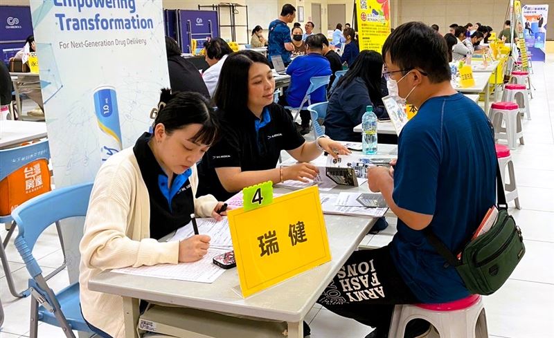 職涯攜手 一鹿相伴！桃市府就職處中正光興市民活動中心徵才活動。（桃園市政府就業職訓服務處提供）