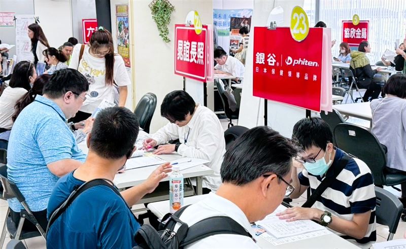 職涯攜手 一鹿相伴！桃市府就職處中壢就業中心徵才活動。（桃園市政府就業職訓服務處提供）