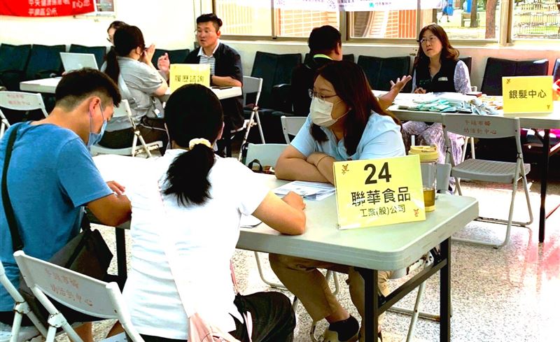 職涯攜手 一鹿相伴！桃市府就職處平鎮區婦幼活動中心徵才活動。（桃園市政府就業職訓服務處提供）