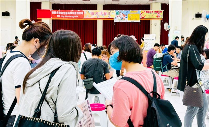 職涯攜手 一鹿相伴！桃市府就職處陽明公園市民活動中心徵才活動。（桃園市政府就業職訓服務處提供）