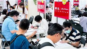 職涯攜手 一鹿相伴！桃市府就職處8月份6場徵才活動陸續登場。（桃園市政府就業職訓服務處提供）