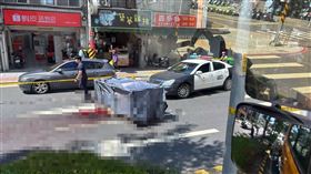 老翁遭大貨車猛烈撞擊當場死亡。（圖／翻攝畫面）