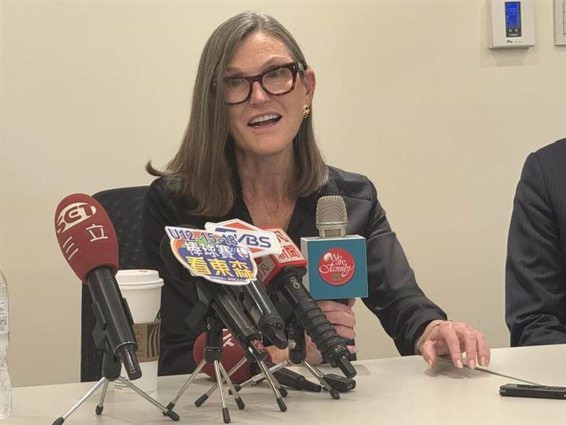 「女股神」伍德(Cathie Wood)鍾愛高成長科技股,並且特愛逢低抄底!根據伍德旗下方舟基金(Ark)的每日交易紀錄,基金於13日、15日總計買進27萬6056股SpaceX(SPCX)。美媒《The Street》報導,以16日收盤價131美元計算,這批股票價值約3610萬美元(約合11億台幣)。(圖/記者師瑞德攝影)