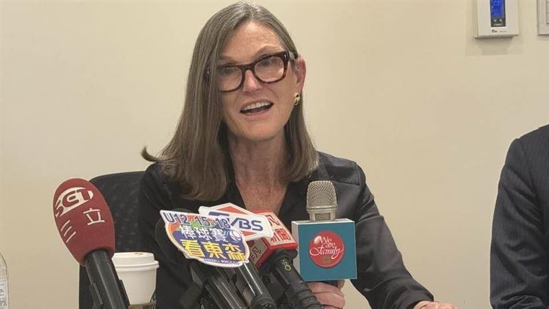 「女股神」伍德(Cathie Wood)一向看好全球首富馬斯克(Elon Musk)旗下的SpaceX,她所掌舵的方舟投資(Ark Investment Management)近來再度加碼。截至7月22日,SpaceX已躍升為方舟投資組合中的第四大持股。不過,美國財經媒體《Motley Fool》分析師 Prosper Junior Bakiny 卻抱持不同看法,認為SpaceX前景雖然看俏,但目前估值偏高,現階段仍不會考慮買進。(圖/記者師瑞德攝影)