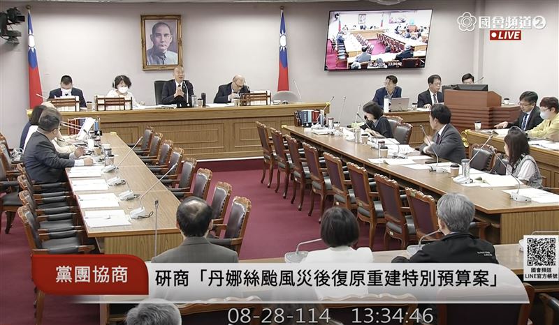 柯建銘、黃國昌難得在黨團協商中互相讓步，讓主持會議的韓國瑜不由得驚訝的「哇」了一聲。（圖／翻攝自國會頻道）