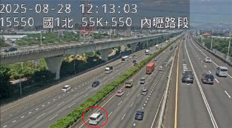 「小平安」的救護車在國道警方開道下，順利轉院。（圖／國道公路警察局提供）