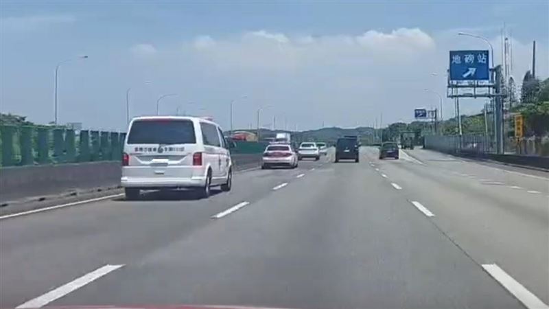 小平安由紅斑馬護送，2.5小時平安抵達林口長庚。（圖／國道公路警察局提供）