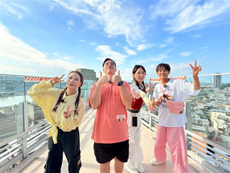 楊繡惠（左起）、無尊、檸檬、阿翔一起到基隆外景。（圖／民視提供）