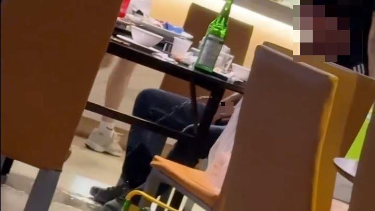 台中男喝茫餐廳內直接解尿！路人目擊傻眼