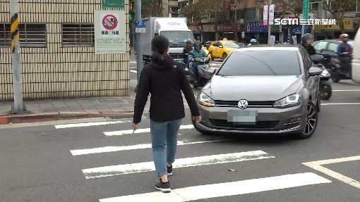 行人過斑馬線闖紅燈，車輛未禮讓也算違規。（示意圖－非該事件／資料照）