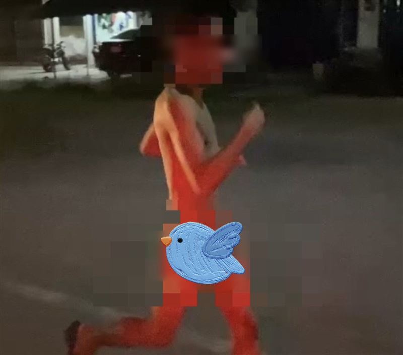 一名男子未找真愛，深夜在街頭裸奔。（圖／翻攝自เมืองลุงโพสต์臉書）