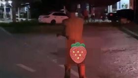 一名男子未找真愛，深夜在街頭裸奔。（圖／翻攝自เมืองลุงโพสต์臉書）