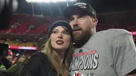 泰勒絲和未婚夫凱爾西。（圖／美聯社／達志影像）