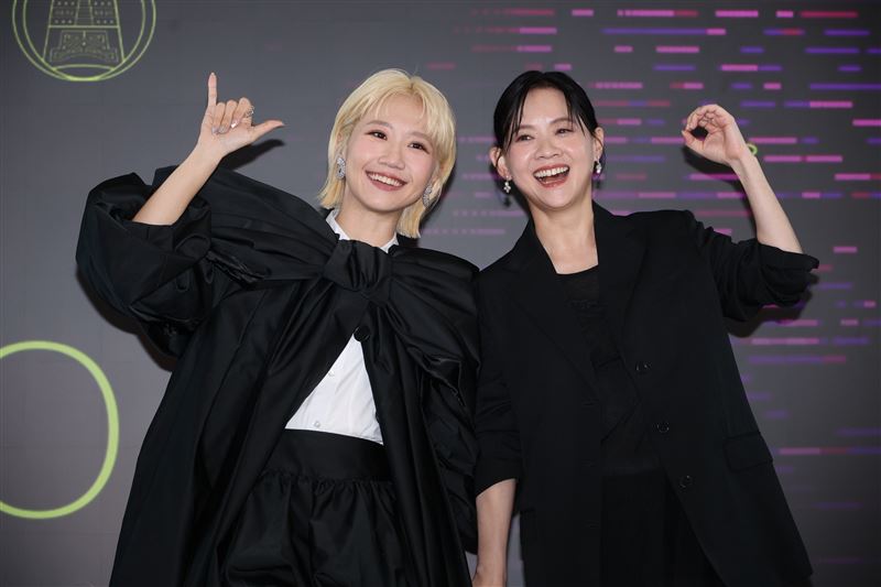 LuLu、曾寶儀台上互動。（圖／記者鄭孟晃攝影）