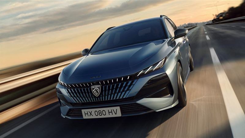 308是品牌首款在車頭搭載「會發光的獅標」的車型。（翻攝Peugeot網站）